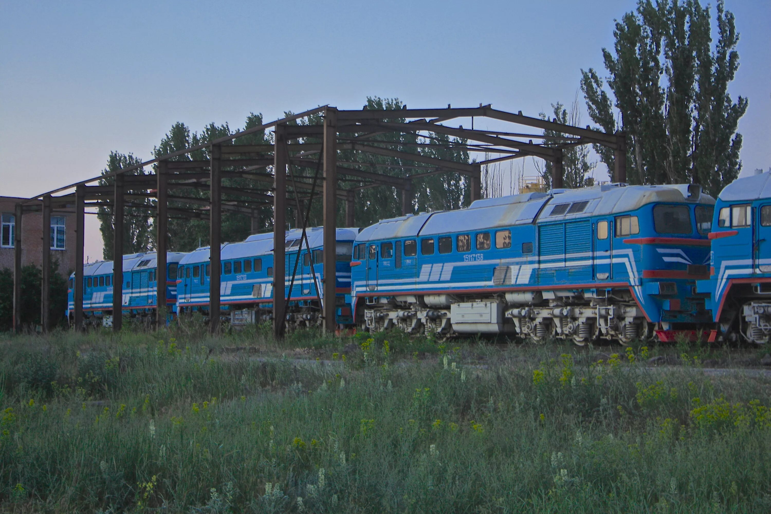 На стоянке электровоз. Стоянка тепловозов м62 Волгоград. Волгоград заброшенная стоянка тепловозов м62. Локомотивное депо красный Лиман. Локомотивное депо Волгоград.