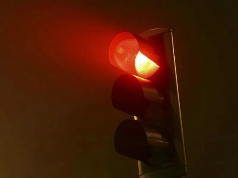 Я лечу на красный свет. Красный свет. Красный свет светофора. Красный свет ночью. Красный свет светофора ночью.