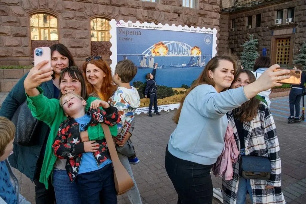 Киевляне фотографируются на фоне марки. Жители Киева фоткаются. Жители Львова. Украинцы радуются.
