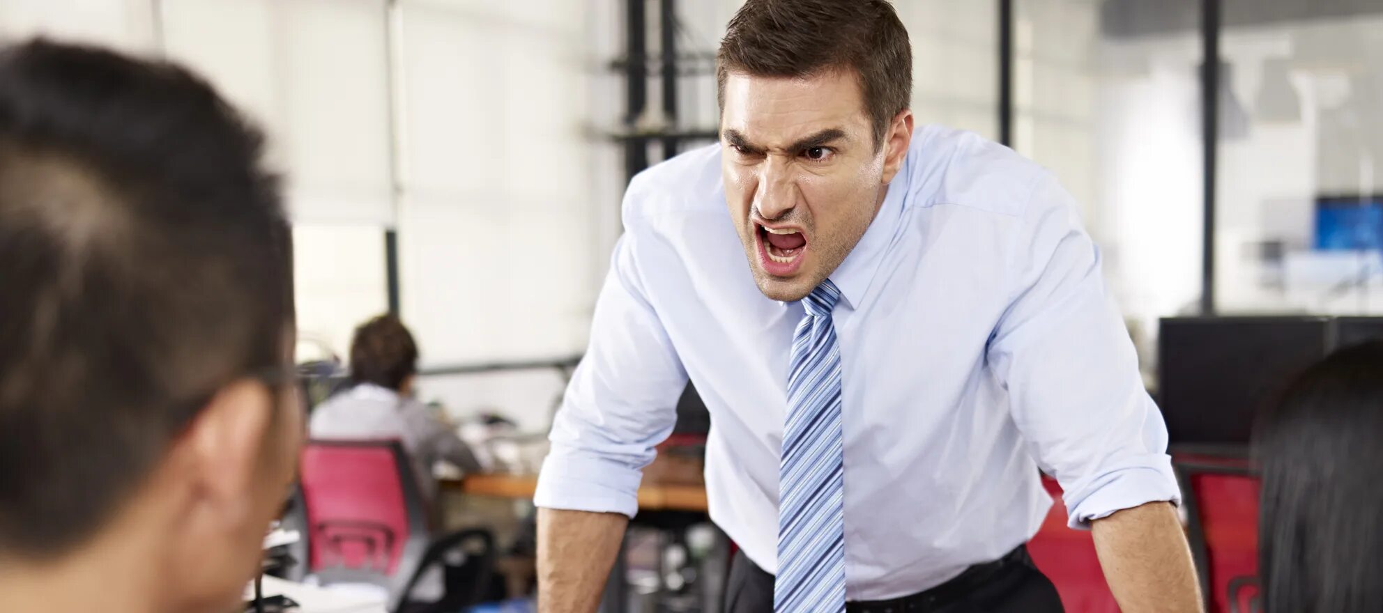 Начальник наказывает работника. Злой начальник. Руководитель и подчиненный. Начальник кричит на подчиненного. Хамство директора.