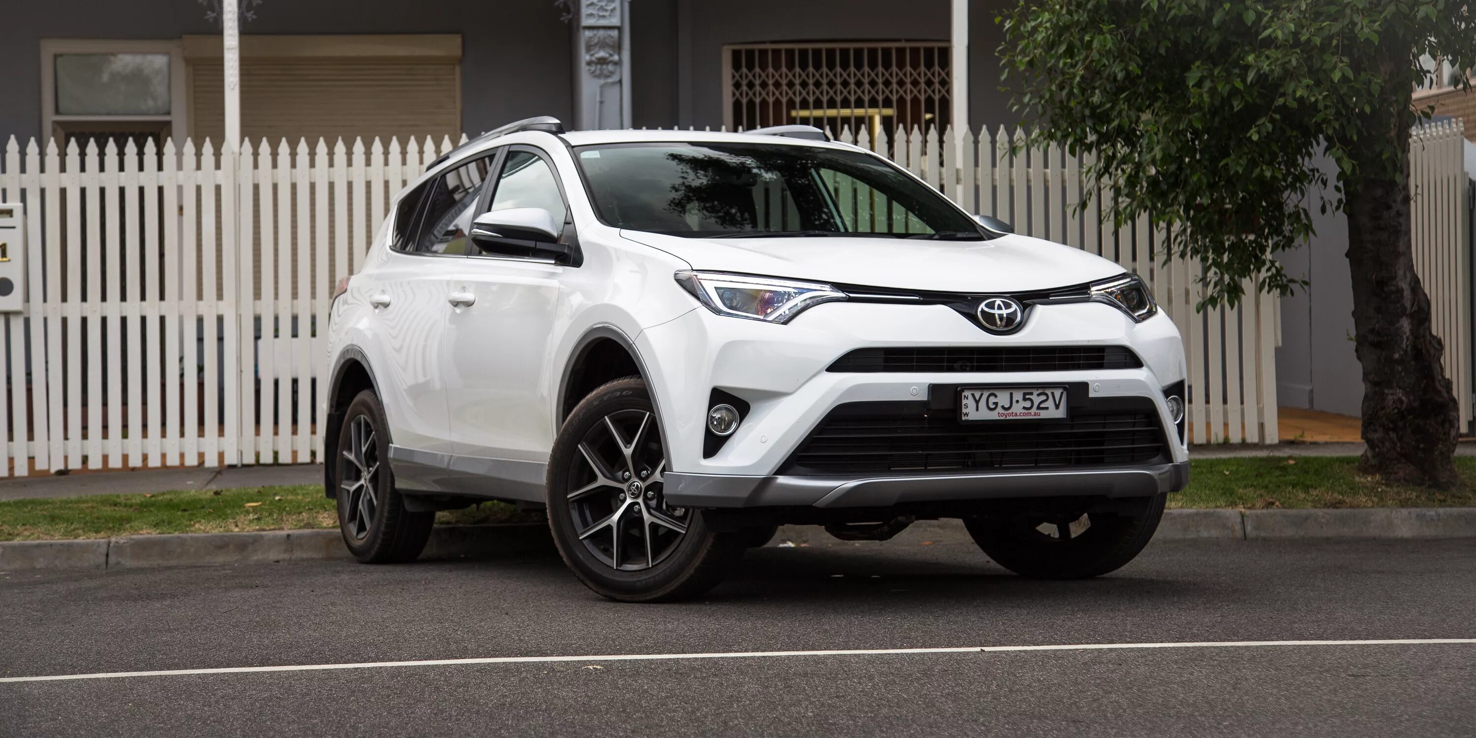 Toyota rav4 белая. Тойота рав 4 2018 белый. Белая Тойота rav4. Toyota rav4 2017 белый. Рав 7