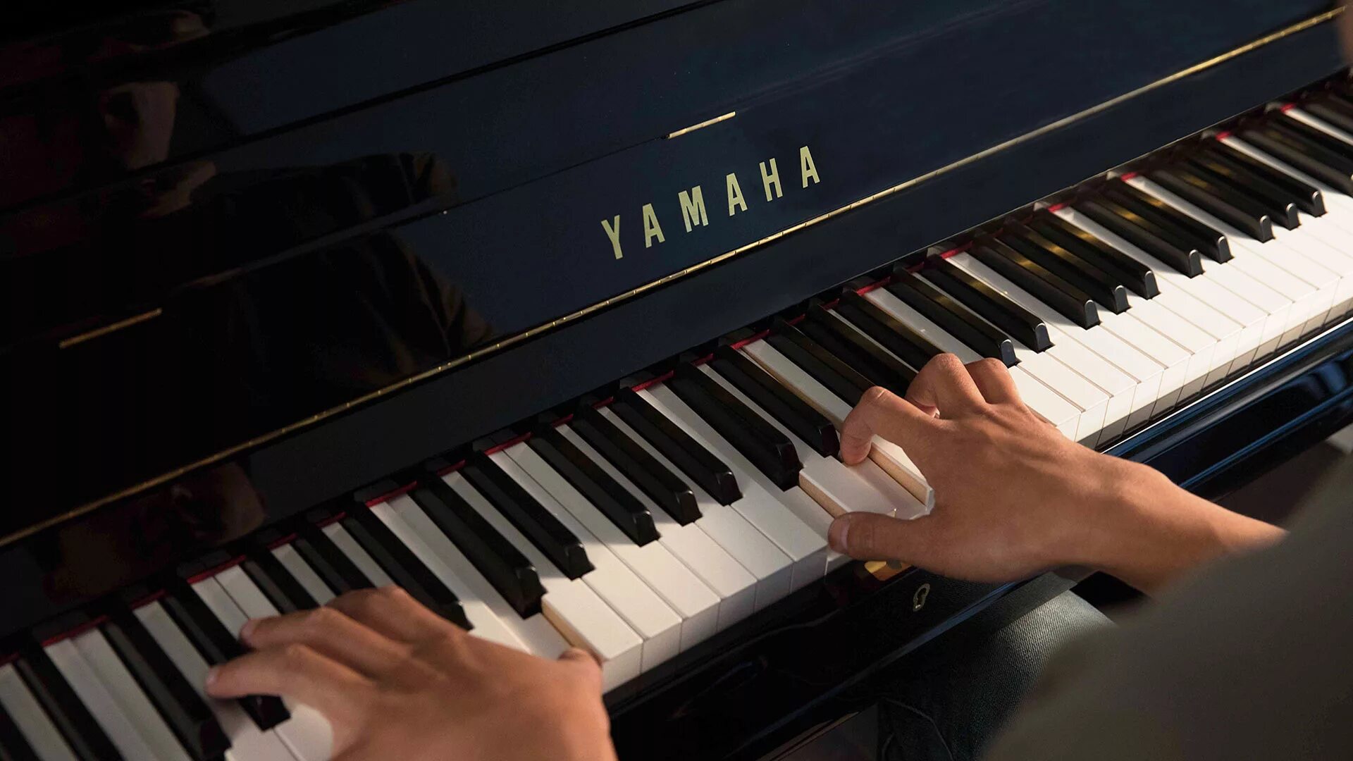 Играем на пианино современные песни. Yamaha yu55 пианино. Пианино Celviano Ямаха. Фортепиано и синтезатор. Клавиши рояля.