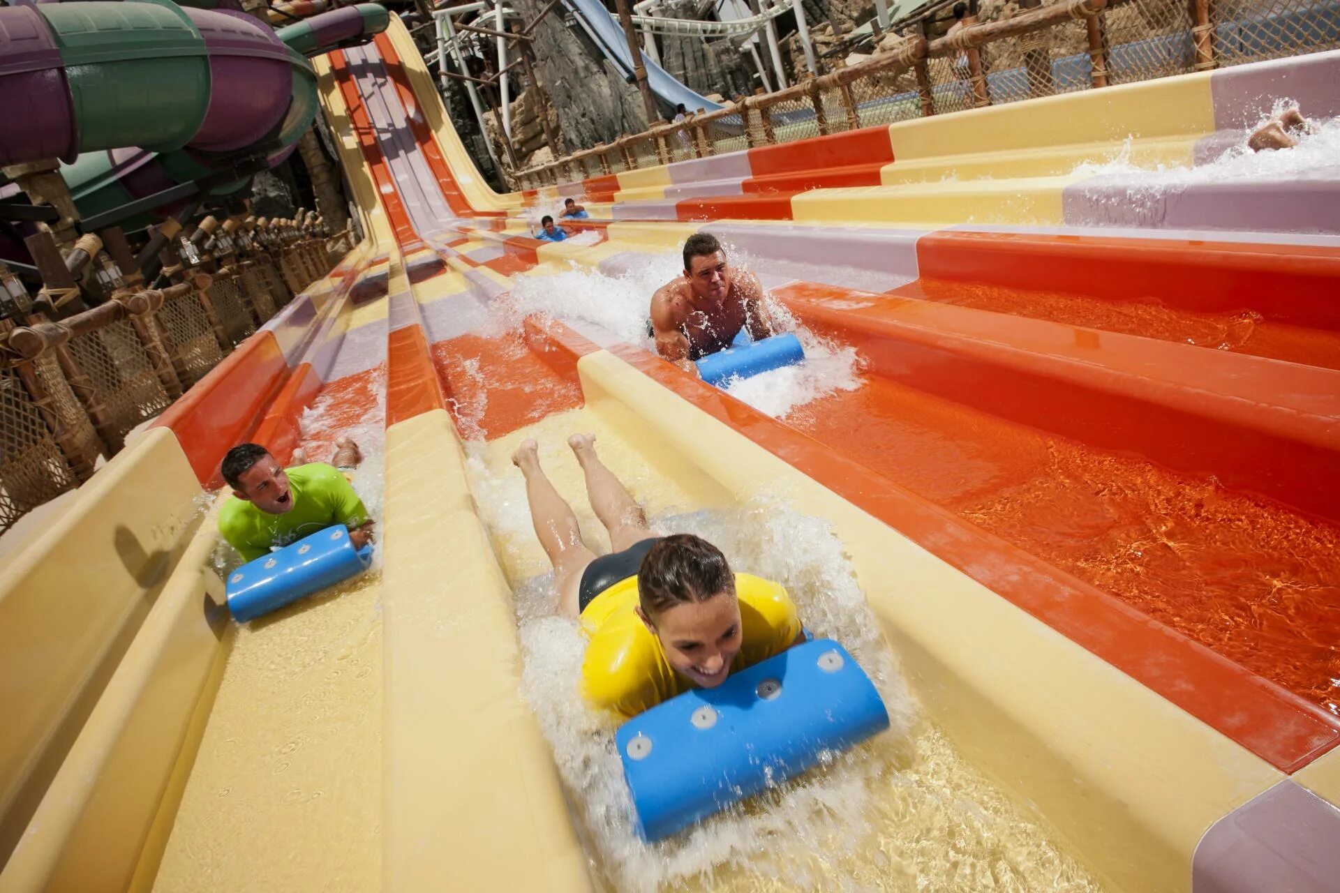 Яс парк. Аквапарк яс Абу Даби. Абу Даби аквапарк yas Waterworld. Аквапарк "йас Уотеруорлд Абу-Даби". Абу Даби аквапарк yas Waterworld горки.