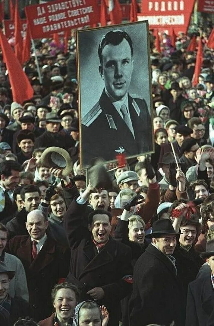 14 апреля 1961 года. Гагарин на красной площади 1961. 14 Апреля 1961 года встреча Гагарина. Встреча Юрия Гагарина на красной площади. Встреча Гагарина в Москве 14 апреля.