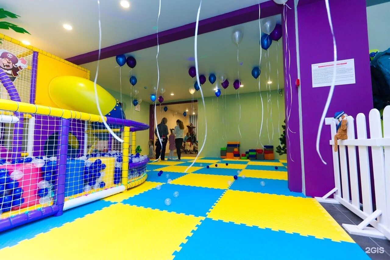 Игровая комната в парк хаусе волгоград. Хлоп топ тюмень развлекательный центр. Игровая комната тюмень. Хлоп топ тц южный. Детские игровые комнаты тюмень.