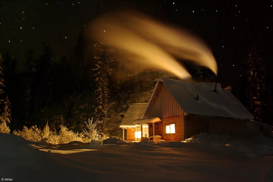 Зимний домик. Зимняя ночь. Домик в деревне зимой. Дом зимой ночью. Ночные хаты
