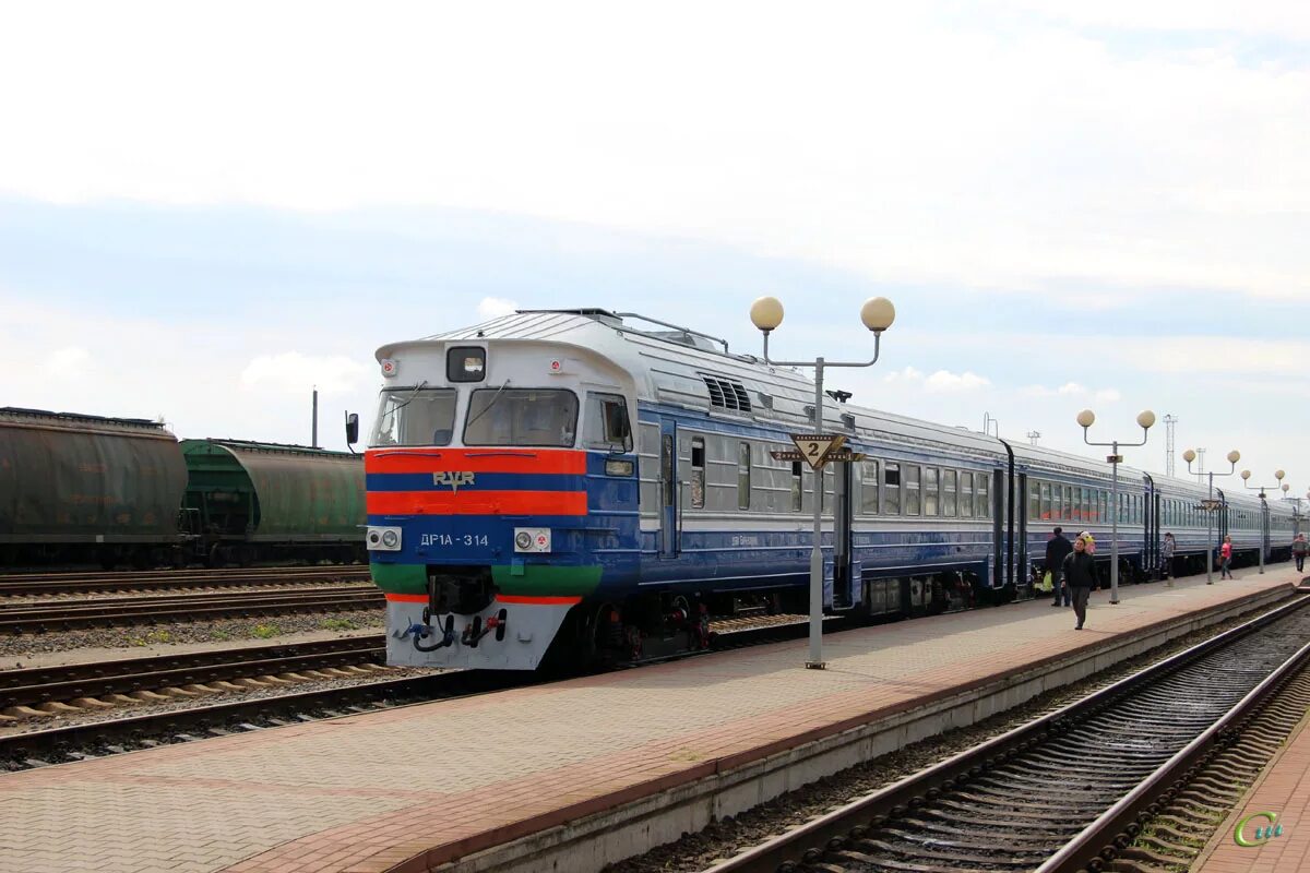 Жд станция слуцк. Дизельпоезд др1 миллерово луганск фото. Поезд 6205 слуцк барановичи. Дизель поезд слуцк. Жд.
