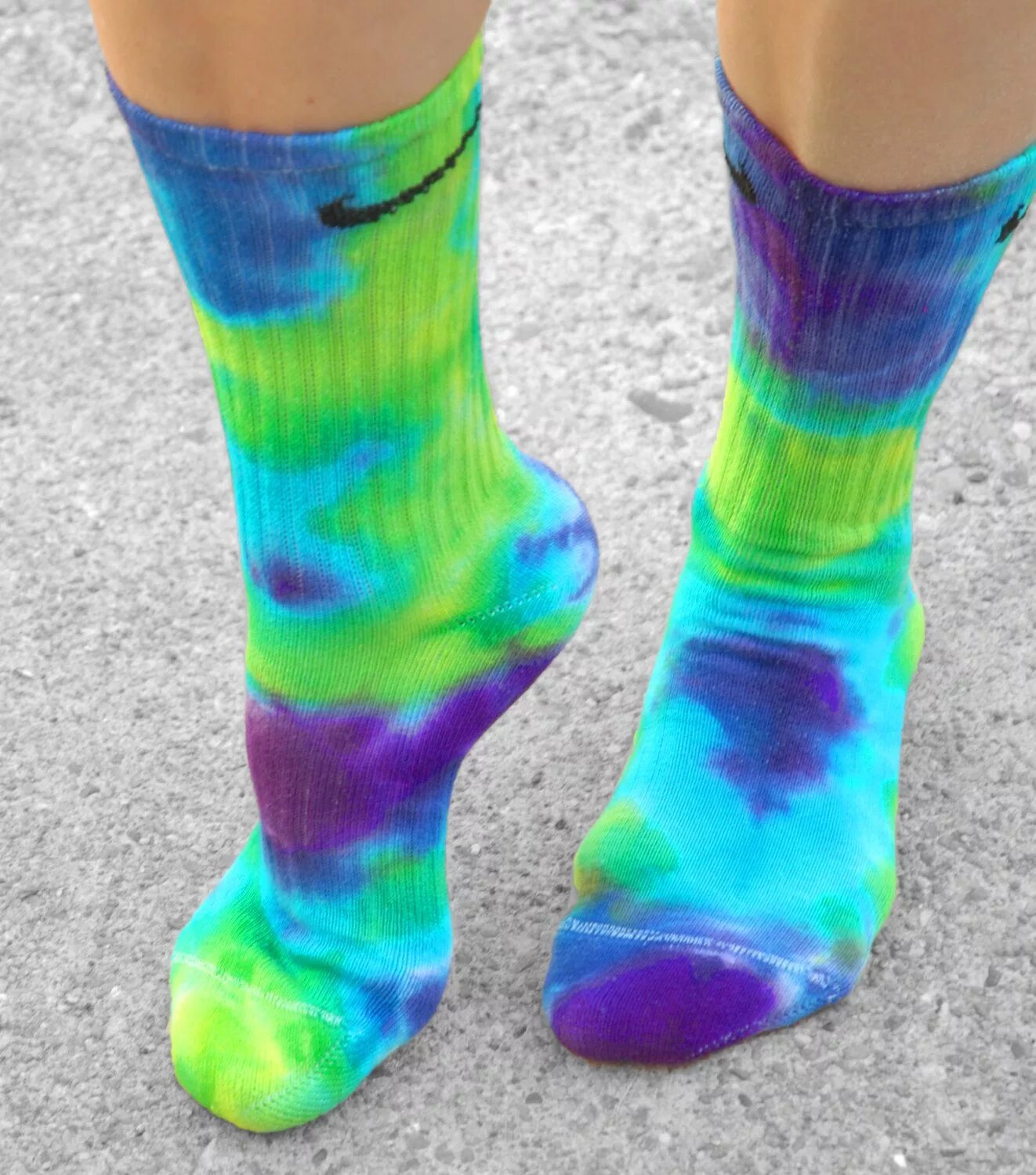 Дай носочек. Носки Nike Tie Dye. Nike Tie Dye Socks. Tie Dye Shirt Socks Nike. Nike Tie Dye Socks Green.