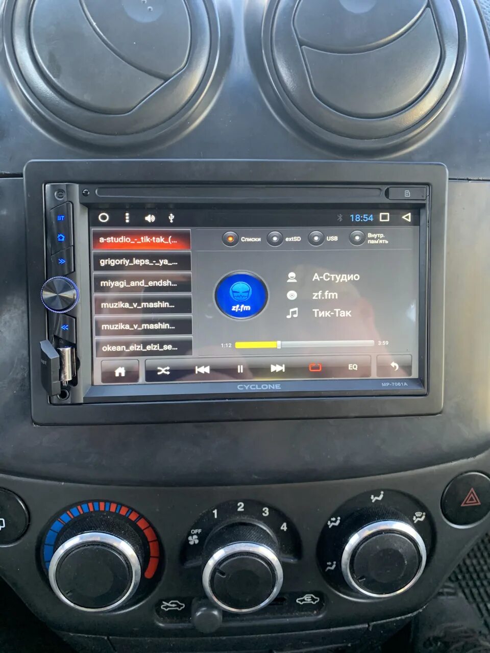 Установка магнитолы авео. Штатная магнитола шевроле авео т200. Магнитола chevrolet aveo t200. Шевроле авео штатный мафон. Установка магнитолы авео.