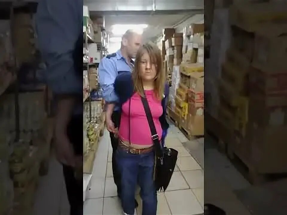 Девушка ворует в магазине. Магазин пойман. Воришки в магазинах СПБ. Охранник в подсобке воровку