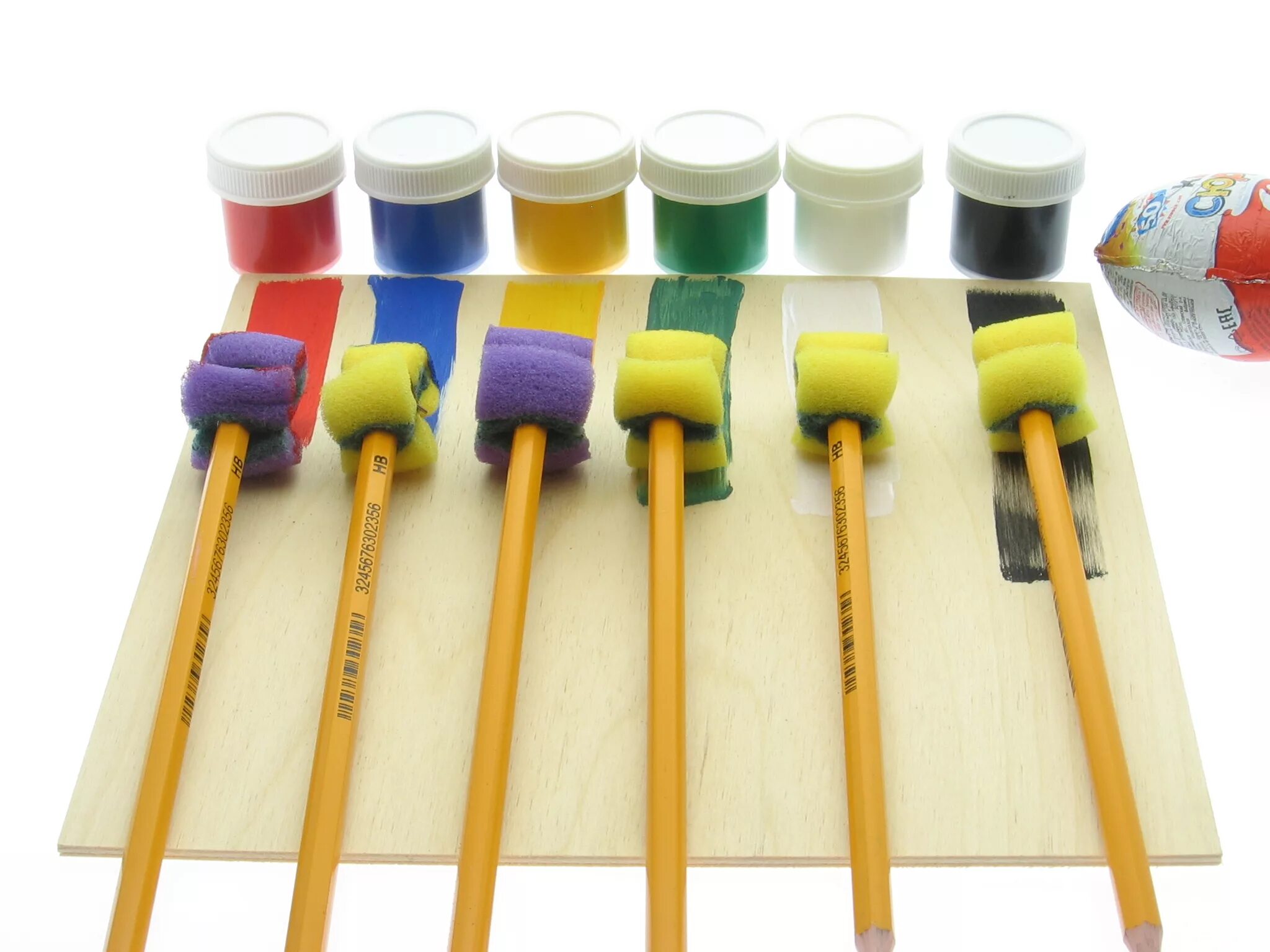 поделки которые красить красками. краска для пластиковых бутылок. красим кисточкой указку. новогодняя поделка из крашеных шишек. раскрашивание пасхальных яиц красками.