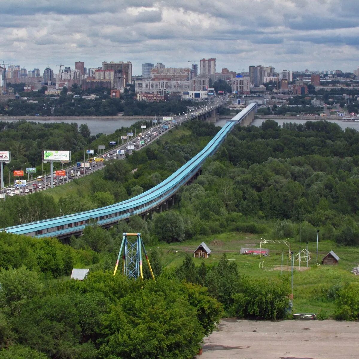 Сходить новосибирске. Метромост мост Новосибирск. Крытый метромост в Новосибирске. Новосибирский метромост самый длинный в мире. Мост метрополитена в Новосибирске.