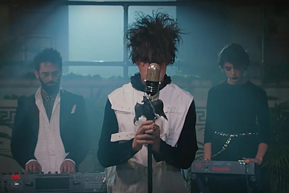 Mgmt dark. Mgmt little dark age девушка. little dark age mgmt. mgmt 2025. mgmt little dark age обложка.
