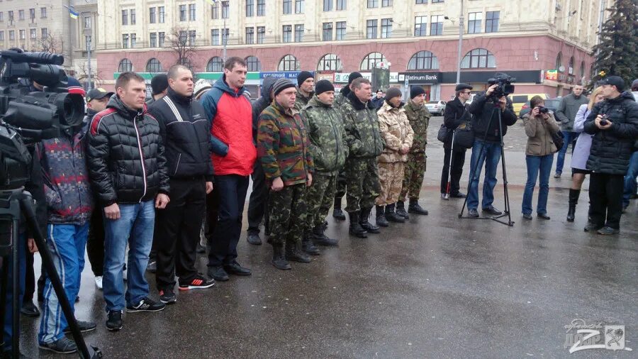 Харьковская рада русский флаг. Харьков 2014 год русский флаг. Харьков еще не взяли. Харьков еще не взяли. Город харьков сейчас.