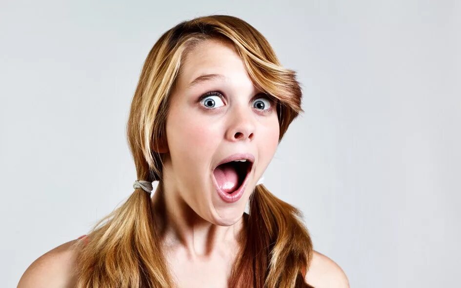 Озадаченная женщина. Девушка в растерянности. Удивленная женщина шок. Удивленное лицо женщины. Удивленные глаза.