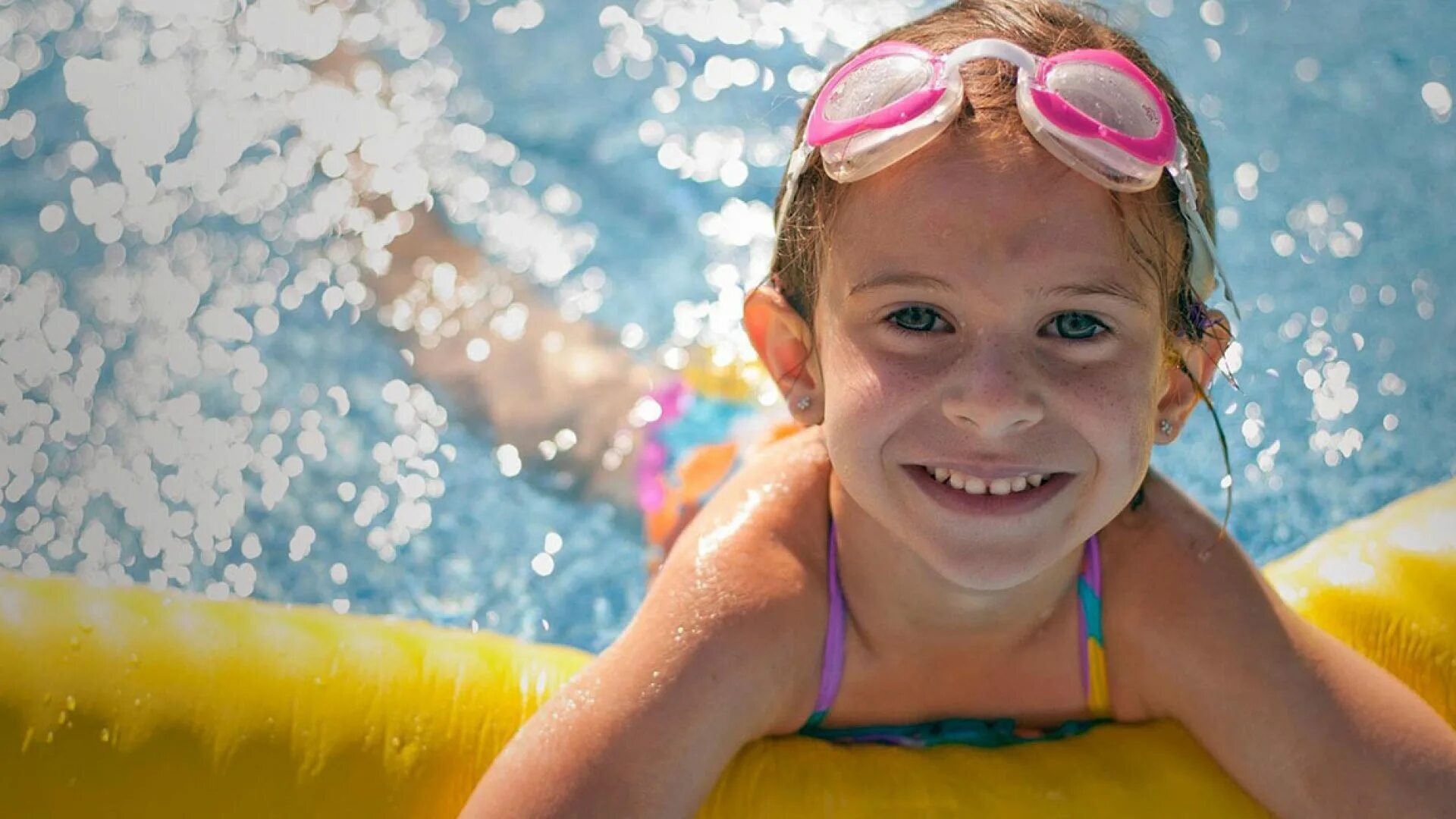 The children are swimming. Дети в бассейне. Девочки в бассейне. Дети плавают в бассейне. Девочка плавает.