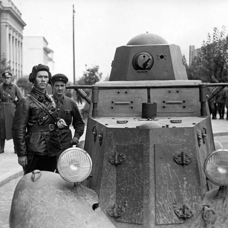 Парад советских и немецких. Парад вермахта и ркка в бресте 1939. совместный парад вермахта и красной армии в бресте 1939. парад советско германских войск в бресте в 1939 году. советско-немецкий парад в бресте 1939 года.