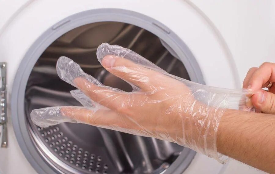 Чем можно почистить машинку. Дезинфекция стиральной машины. Перчатки в стиральной машине. Чистка стиральной машины. Мытье стиральной машины.