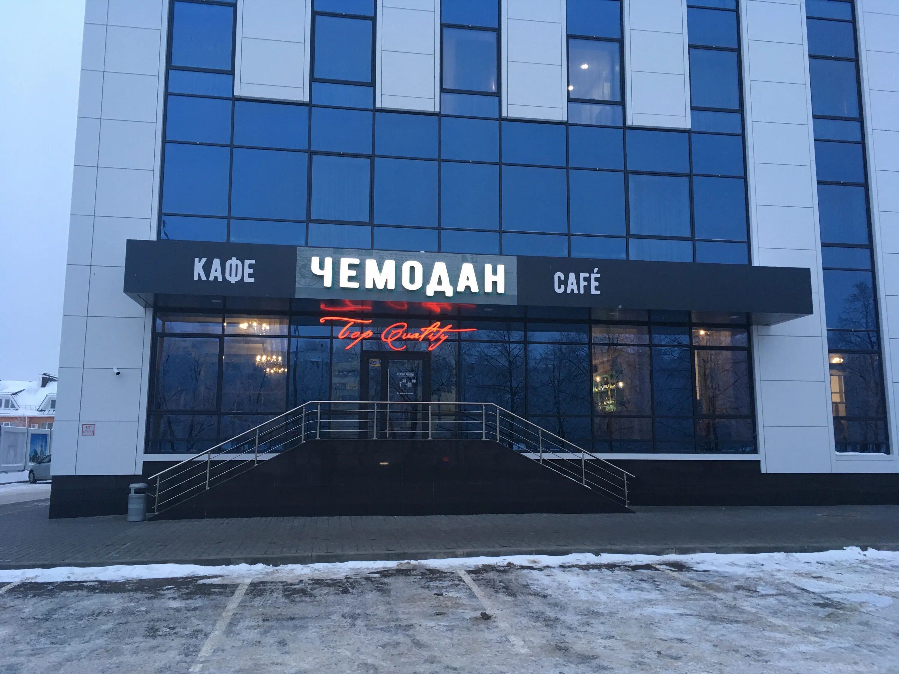 American tourister дисконт. чемодан + бьюти-кейс borgo antico. 6093. 6093. кафе вилла браун набережные челны.