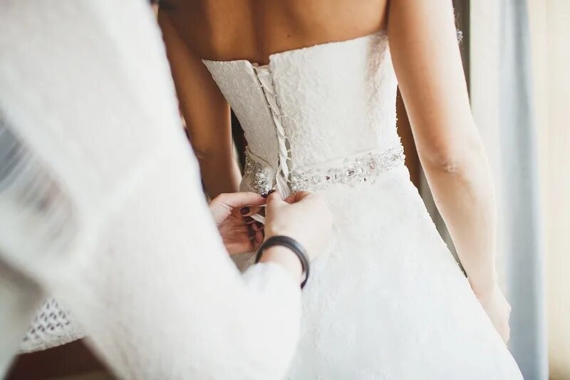 что означает белое свадебное платье. красивая невеста в пышном платье. что означает белое свадебное платье. белый цвет чистоты и невинности. что символизирует белое платье.