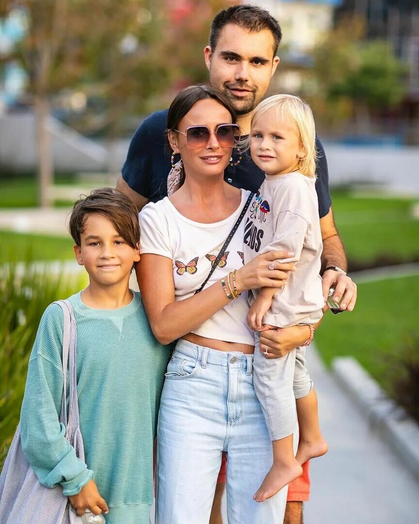 Саша зверева демо 2022. Группа демо 1999. Сколько лет группе демо. Солистка демо саша зверева. Сколько лет группе демо.