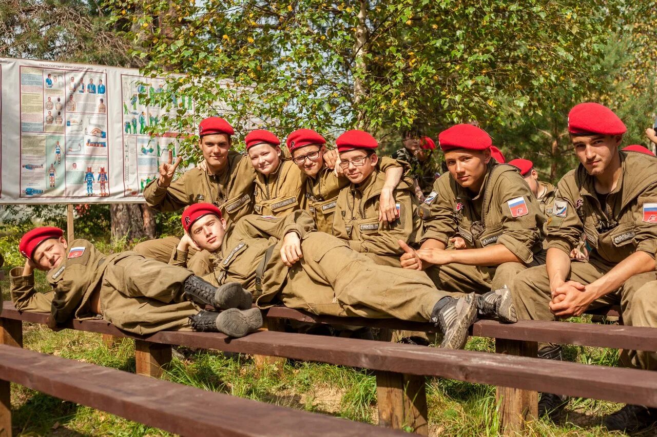 лагерь партизан в лесу. палаточный лагерь партизан. лагерь партизан великой отечественной войны. партизанская землянка в лесу. партизанский лагерь в лесу.