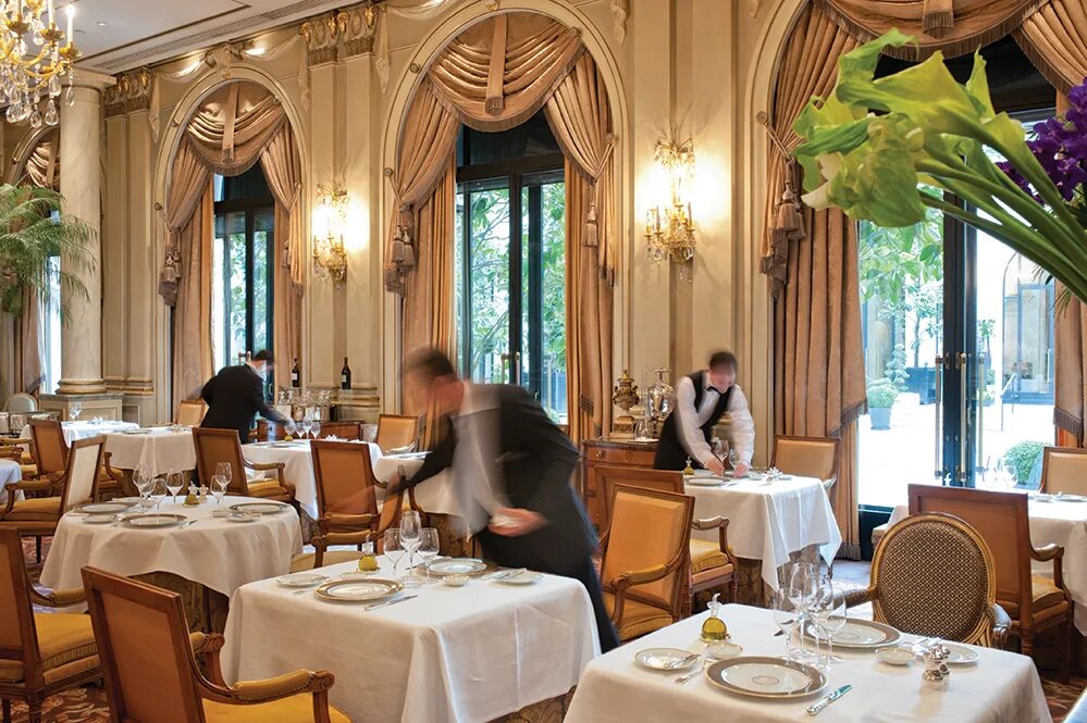 George restaurant. Le cinq ресторан в Париже. Ресторан Георг 5 в Париже. Ресторан Мишлен в Париже. Ресторан Мишлен во Франции.