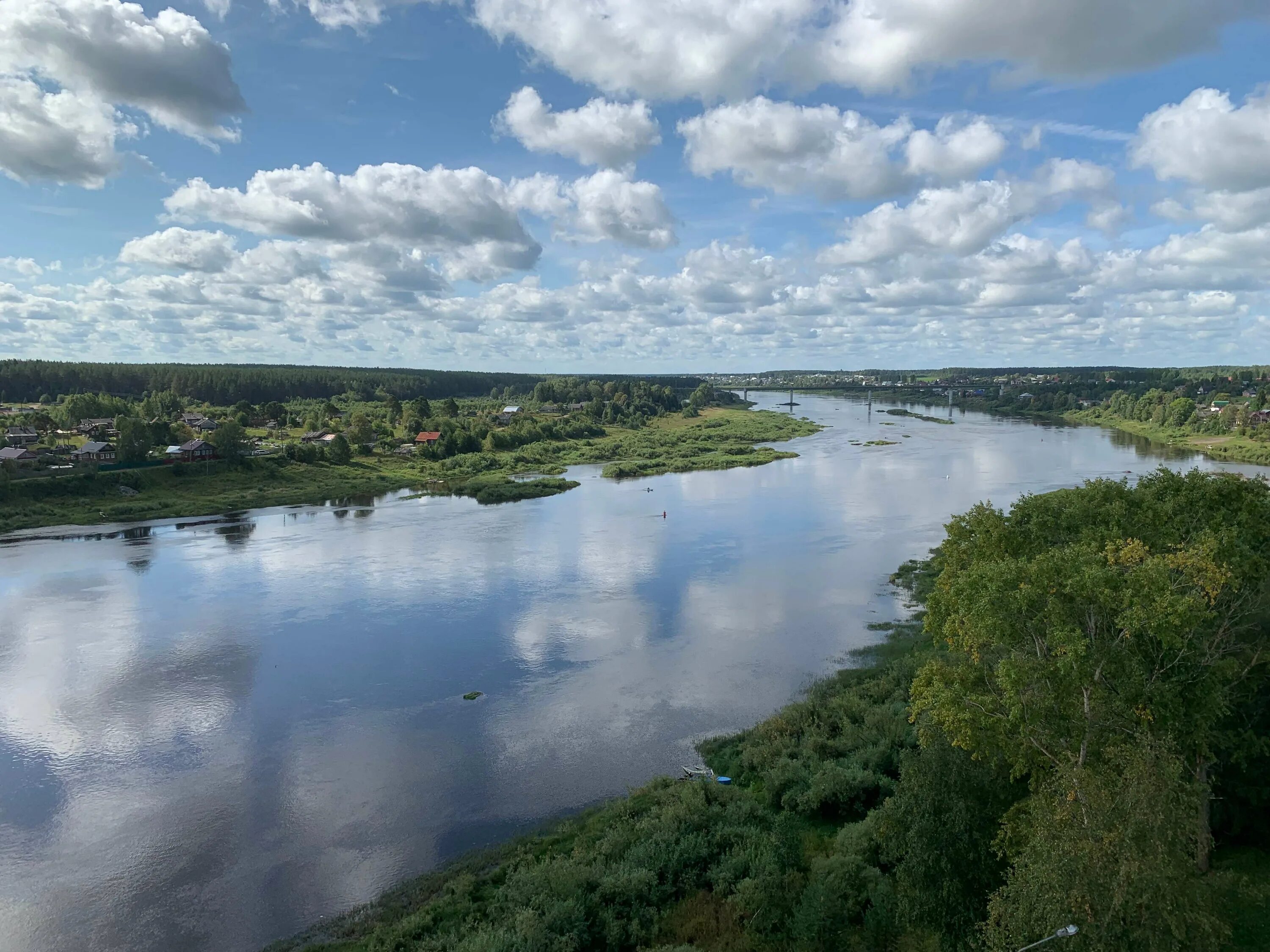 Река Сухона. Река Сухона Вологодской. Исток реки Сухона. Река Сухона в Соколе.