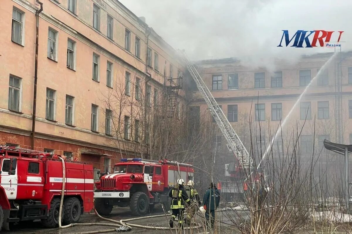 Сгорело училище связи Рязань. Здание училища связи в Рязани. Сгоревшее здание училища связи в Рязани. Училище связи рязань