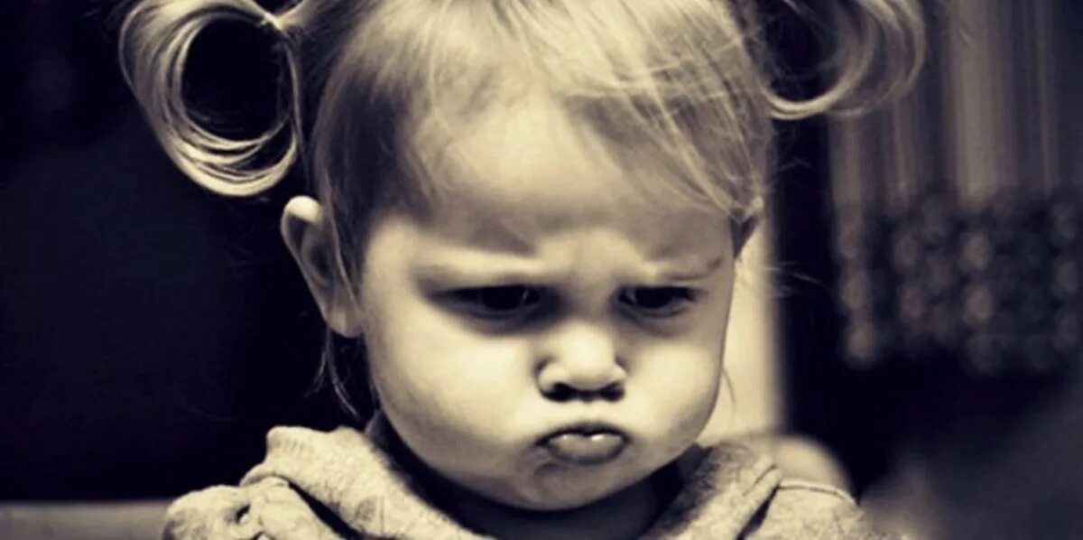 Девочка с надутыми губами. Обиженная девушка. Девочка надула губы. Обиженная маленькая девочка. Обиженная девушка.