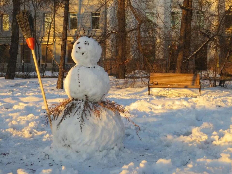 Снеговик во дворе. Снеговик в парке. Снежная баба на улице. Снеговик без снега.