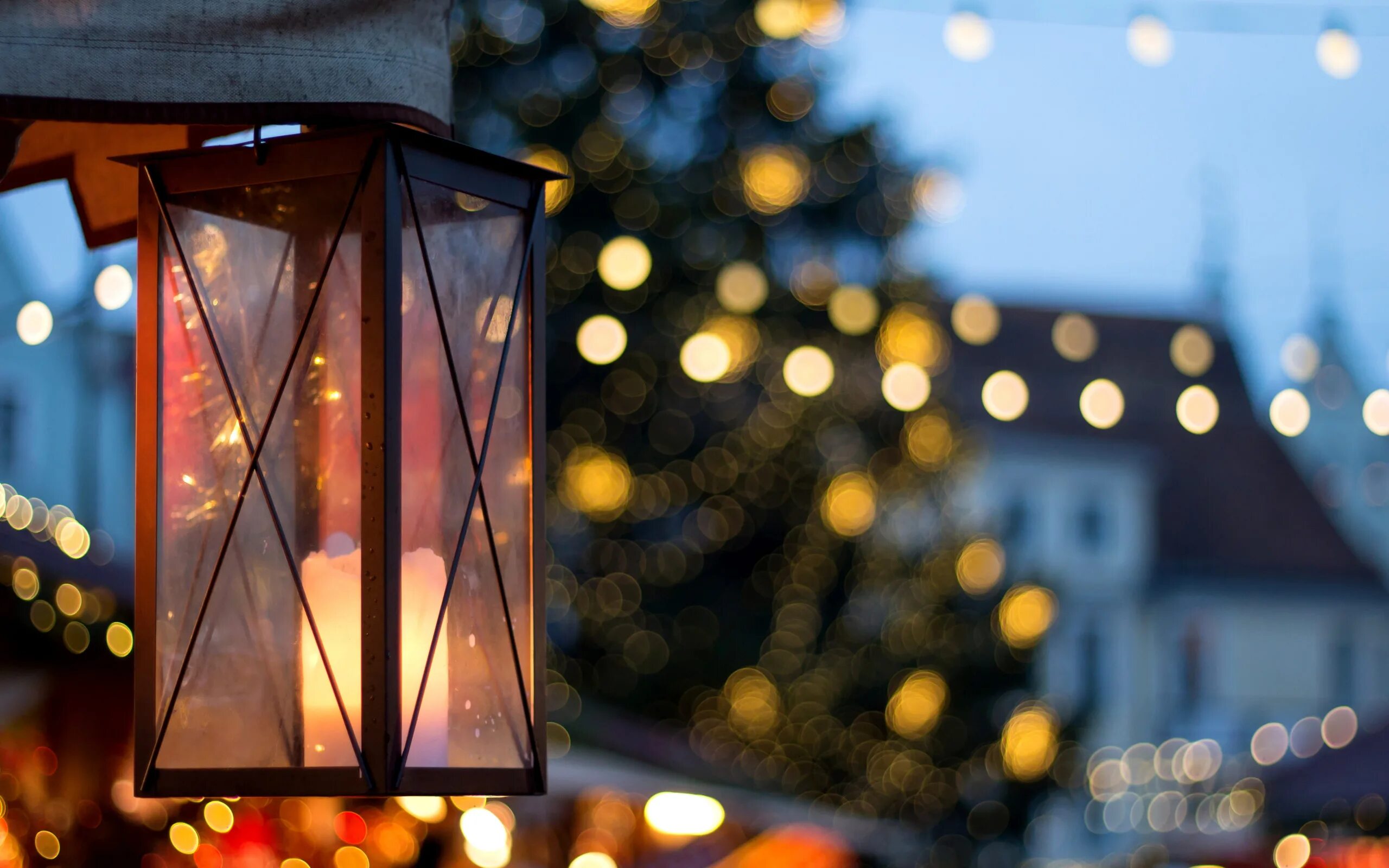 свет свечки на улице. обгоревшая свеча. много горящих свечей. огарок свечи. свеча памяти блокада ленинграда.