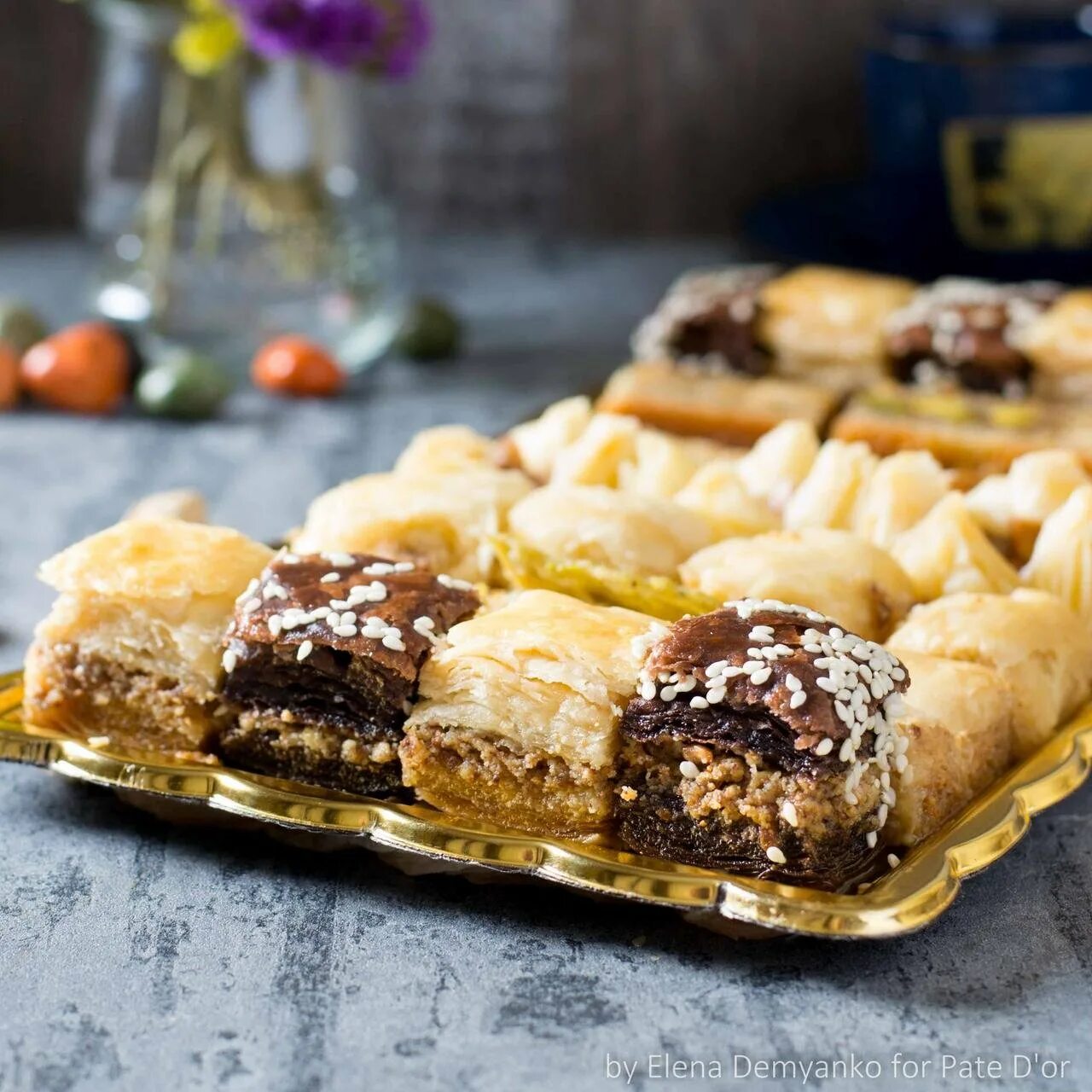 Выпечка юбилейных. Французская кондитерская выпечка. Хлебный каравай. Торт из печенья. Выпечка юбилейных.