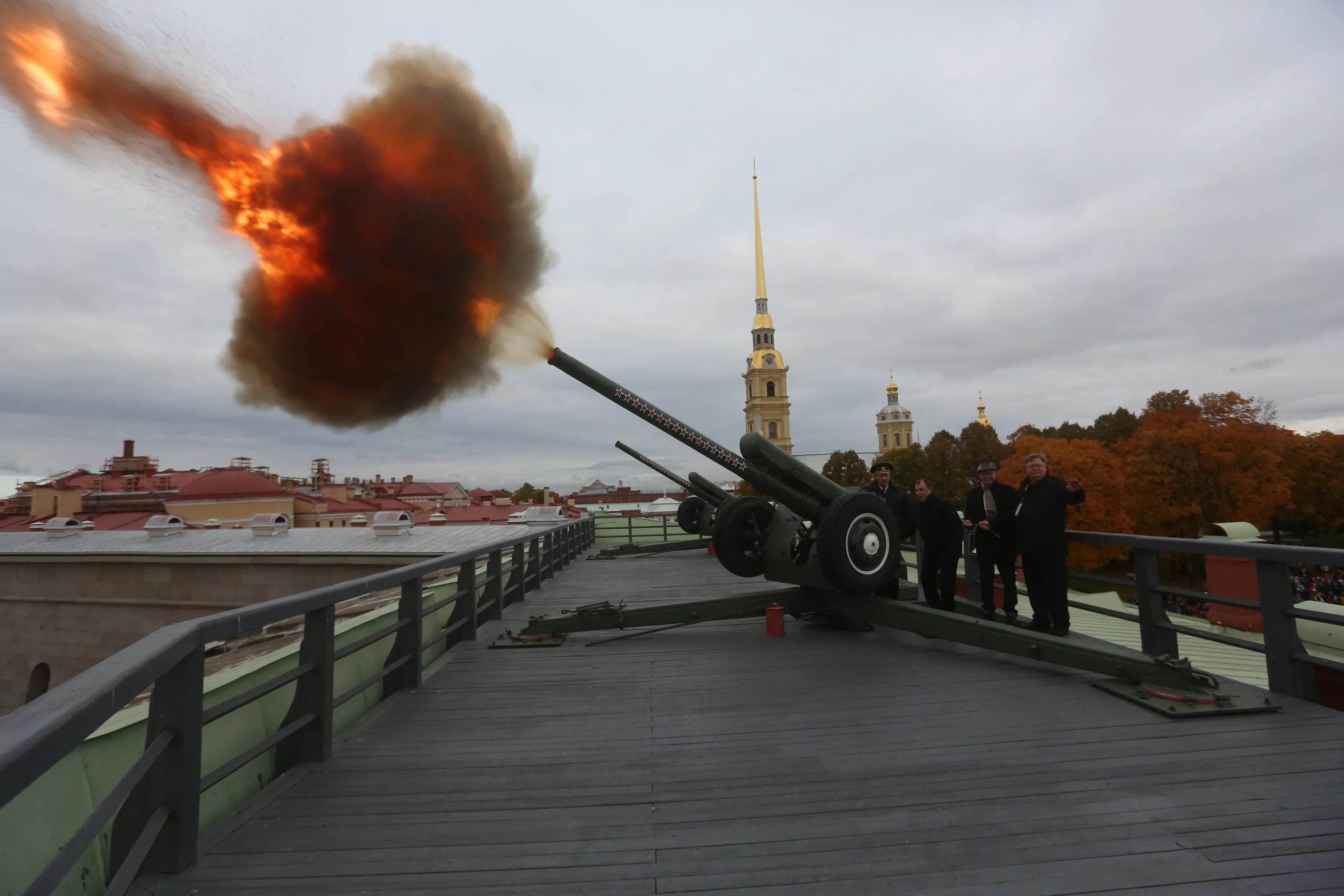 Петербург выстрелы. Выстрел из пушки на Петропавловской крепости. Залп пушки в Петропавловской крепости. Пушки с Нарышкина бастиона Петропавловской крепости. Пушечный залп.