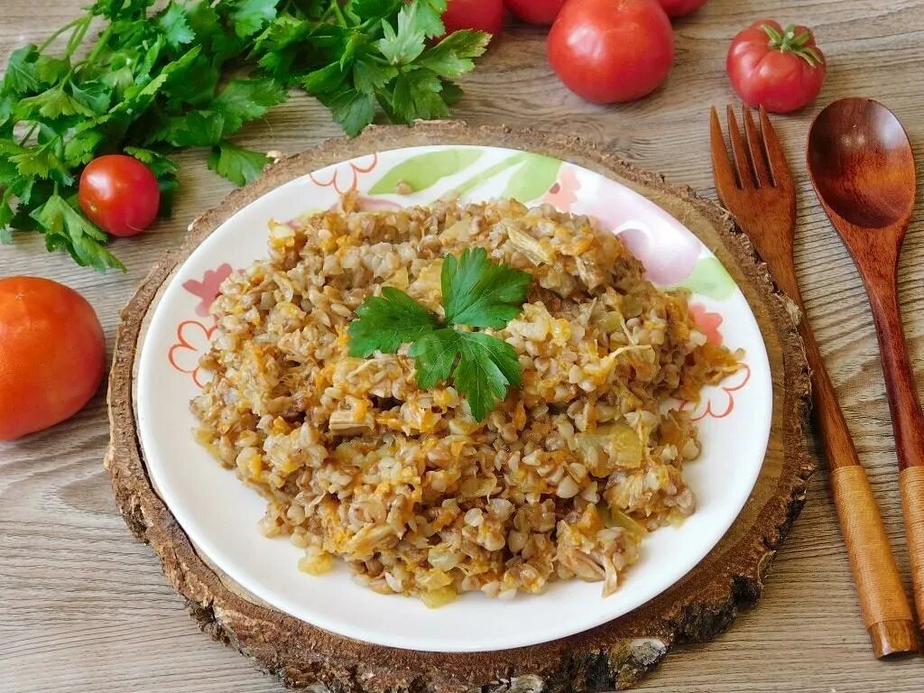 Гречневая каша с тушенкой. Гречневая каша с тушенкой в мультиварке. Каша гречневая с тушенкой по армейски. Гречневая каша с тушенкой. Каша солдатская гречневая полевая.