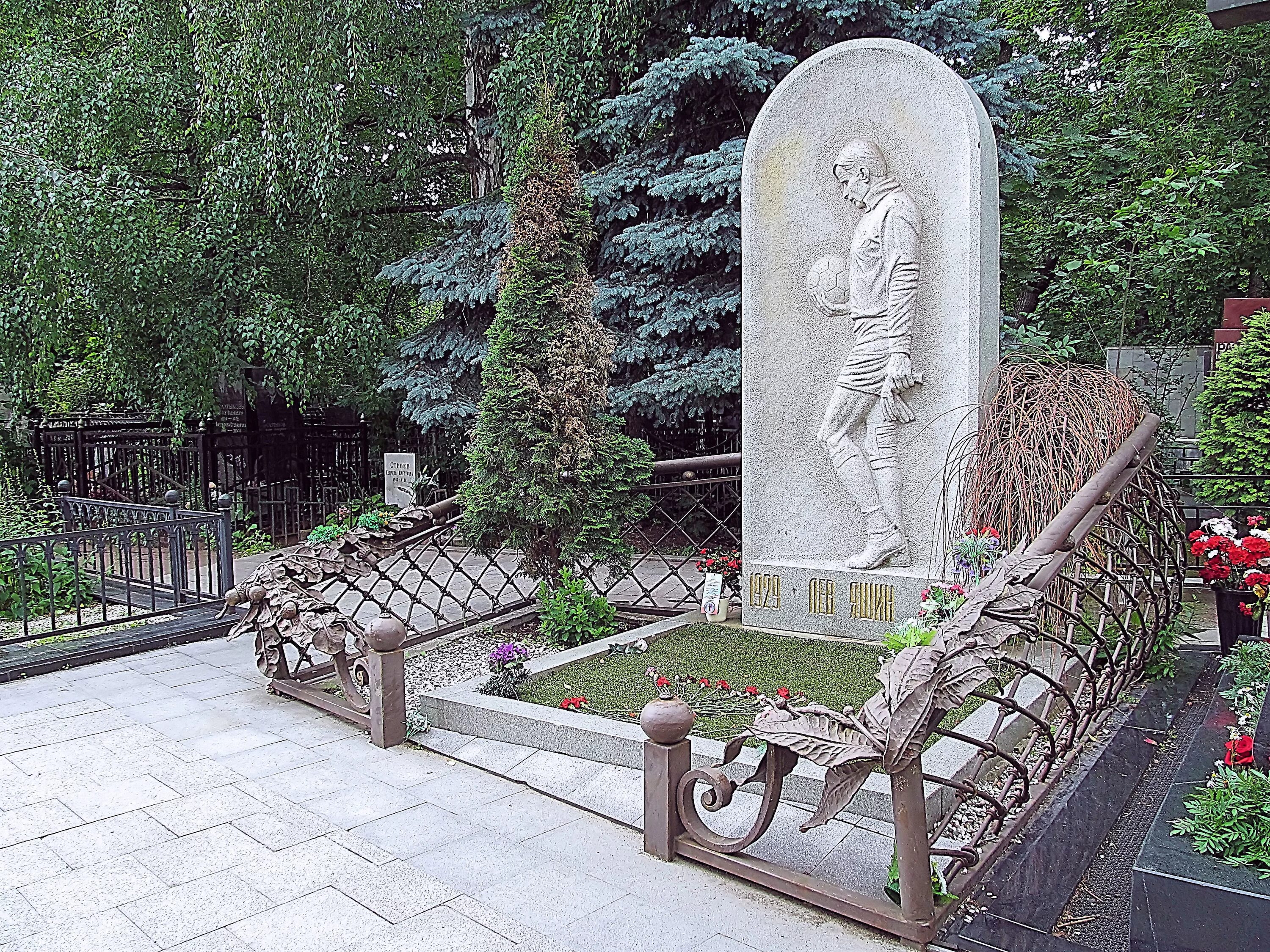 Динамовцы побывали на могиле Льва Яшина
