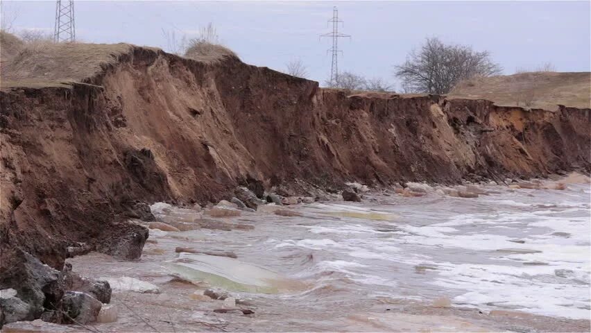 Разрушают породу водой. Эрозия и абразия. Оползень Береговое. Оползень берега реки. Размывание берегов.