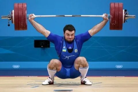 Спортсмен занимающийся тяжелой атлетикой