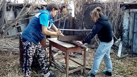 Во дворе пилят дрова и летают грачи