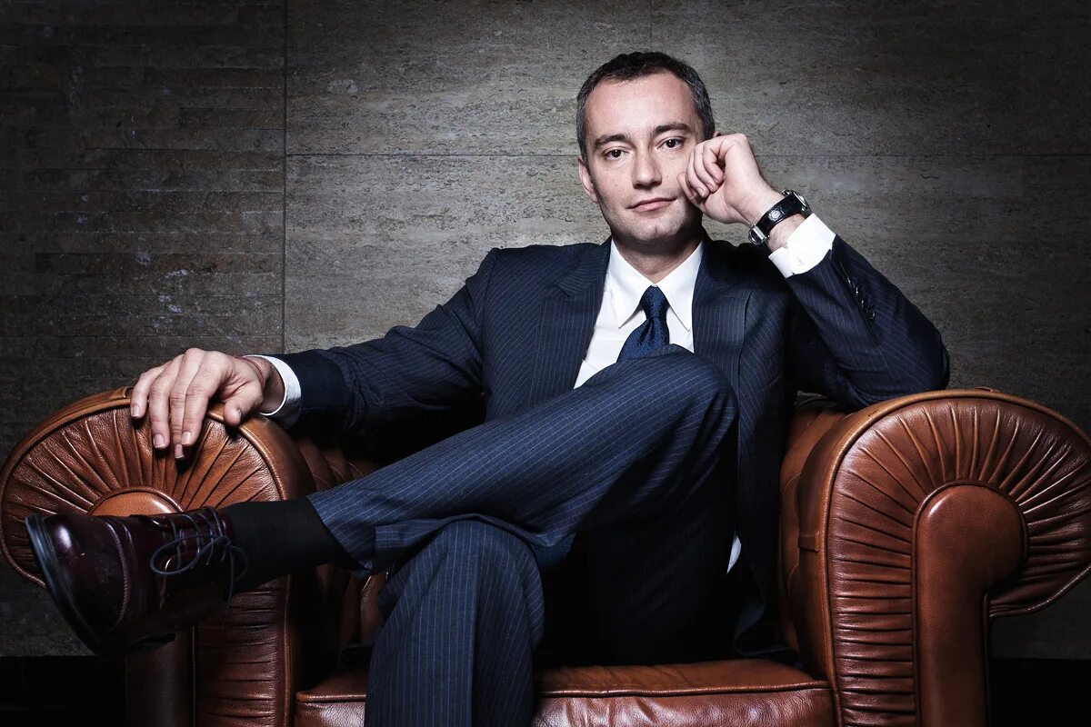 Звезды бизнесмены. Звезды бизнесмены. Энни лейбовиц мужской портрет. Меладзе и канделаки. Звезды бизнесмены.