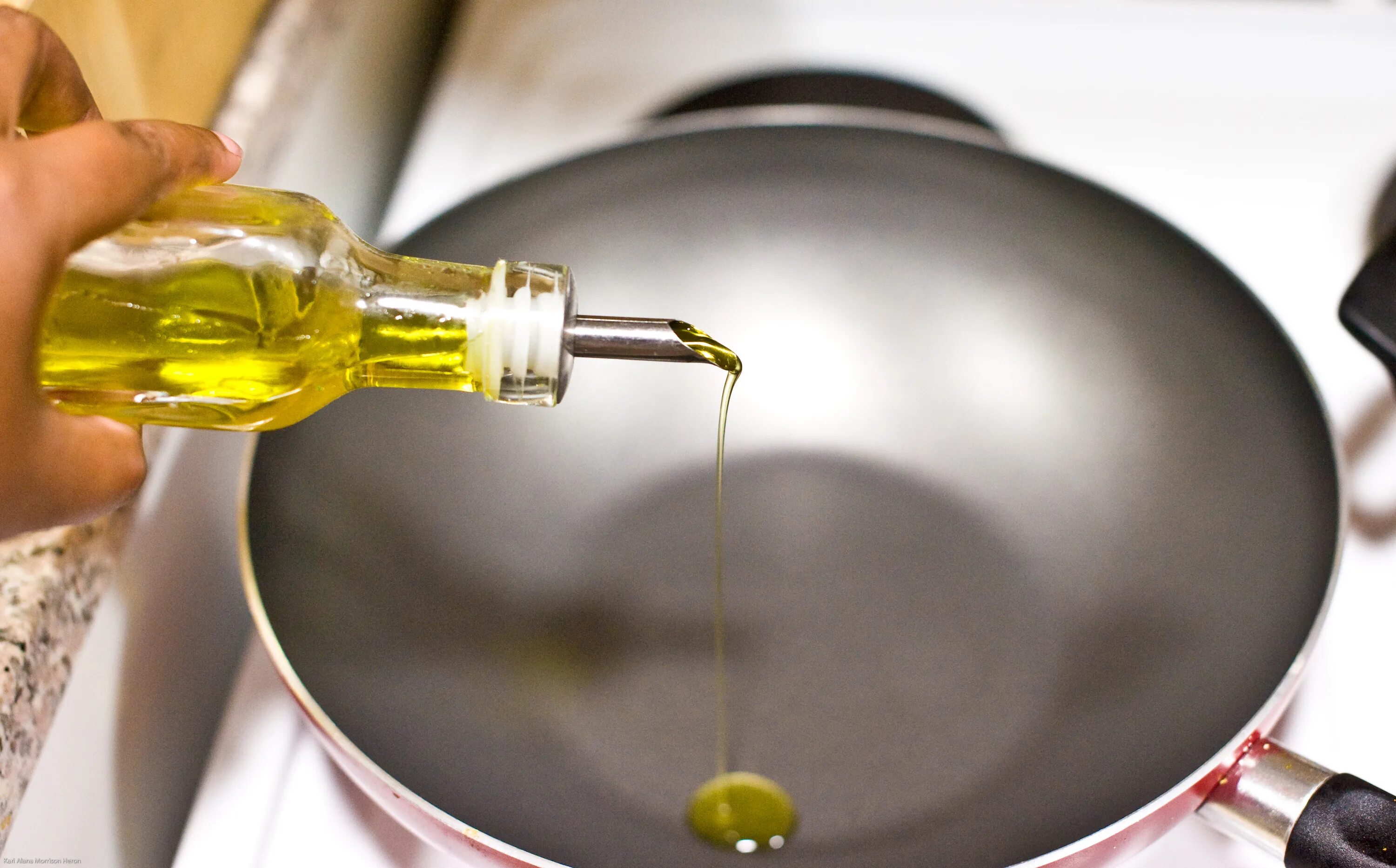 Растительное масло в каше. Масло для готовки. Растительное масло для готовки. Наливаем масло на сковороду. Сковородка с маслом.