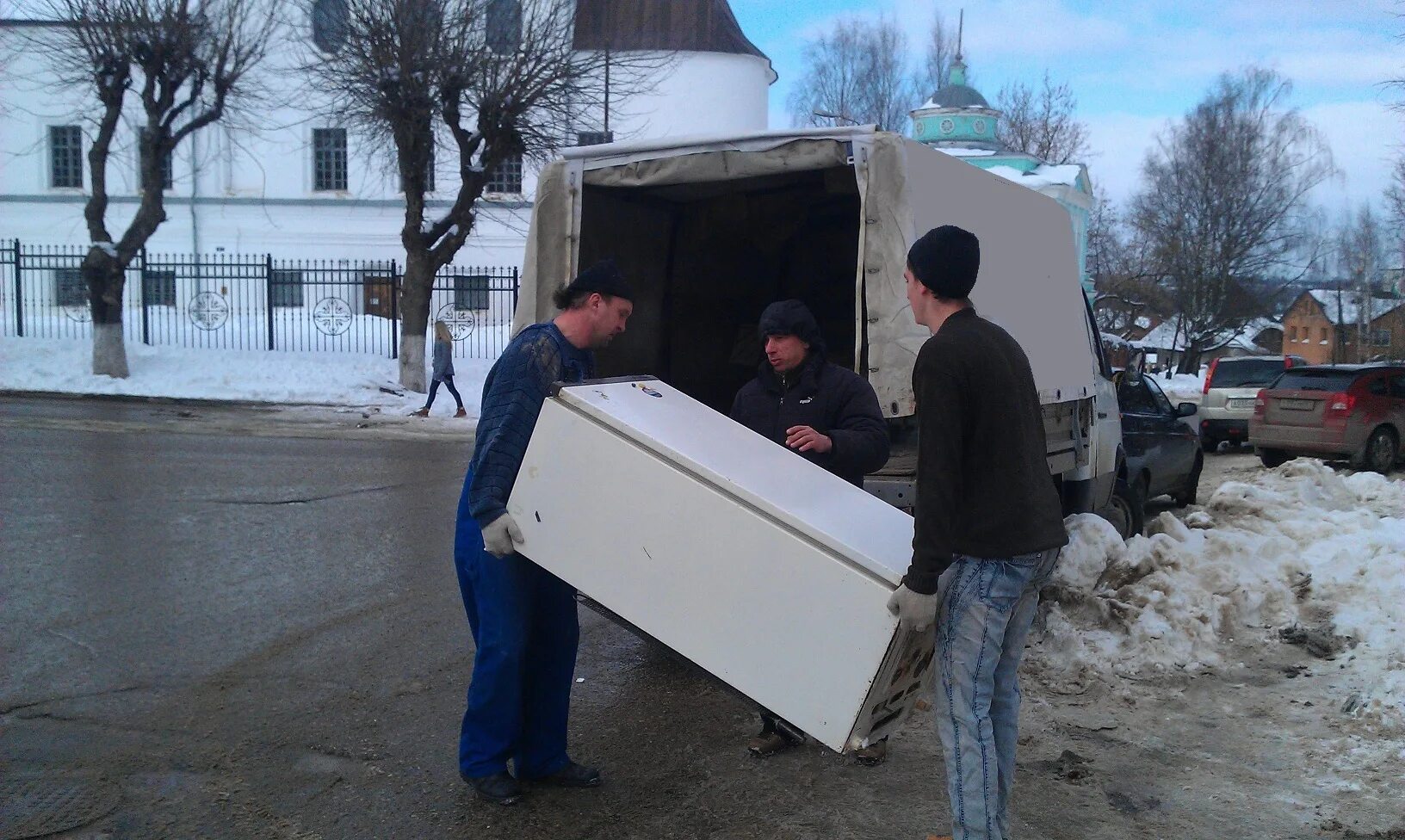 Вывоз холодильников. Вывезем холодильник. Утилизация холодильников. Холодильник на мусорке.