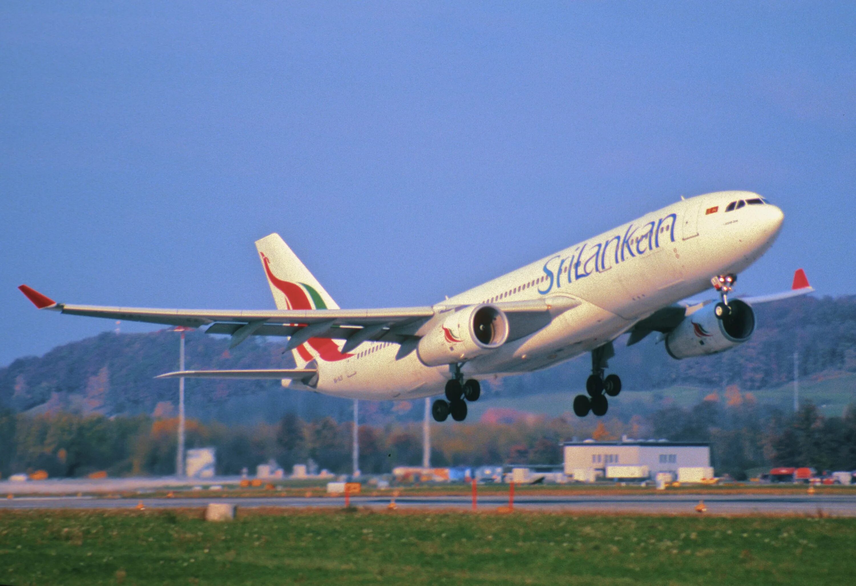 Шри ланка авиабилеты цена. Airbus a330-200 Шри Ланка Эйрлайнс. Airbus a330-300 Шри Ланка Эйрлайнс. Airbus a320 srilankan Airlines. Аэробус 320 srilankan Airlines.