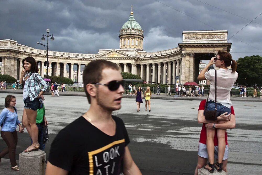 Известные люди жившие в санкт петербурге. Санкт-Петербург люди. Город Питер с людьми. Жизнь в Петербурге. Санкт-Петербург 2013.