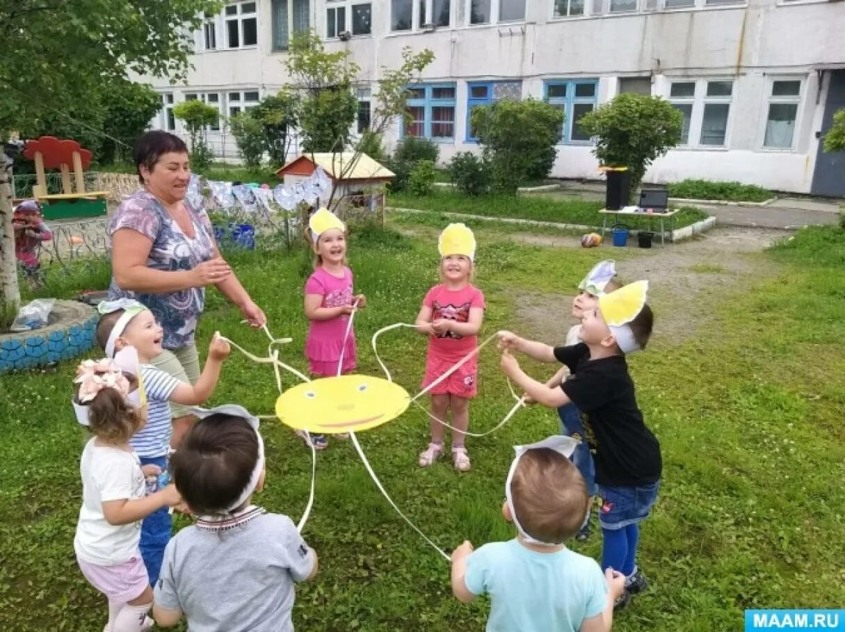 Летние развлечения в детском саду. Летнее развлечение в садике. Летние развлечения для детей средней группы. Развлечения летом младшая группа в детском саду на улице.