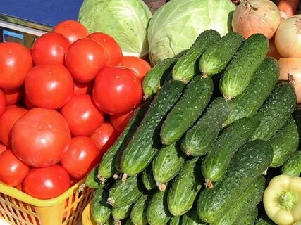 В магазине помидоры и огурцы