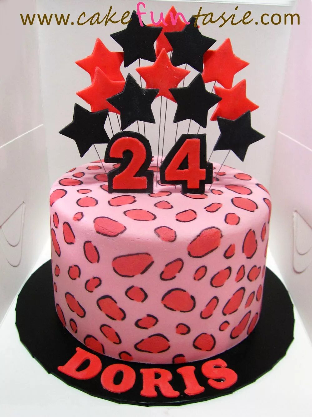 Торт девушке на 24. Красивые торты на день рождения. Стильный торт для девушки. Торт коко шанель. Тортики на день рождения девушке 24 года.