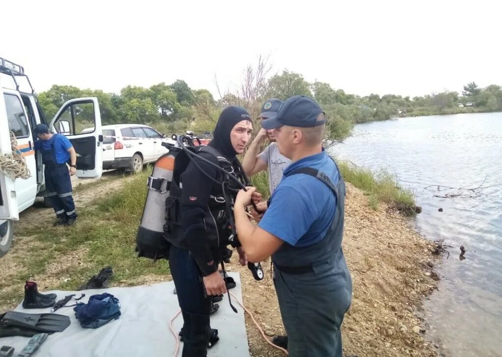 Мужчина 4 июля. Водолазы спасатели ищут в водоёме. На карьере утонул мужчина.