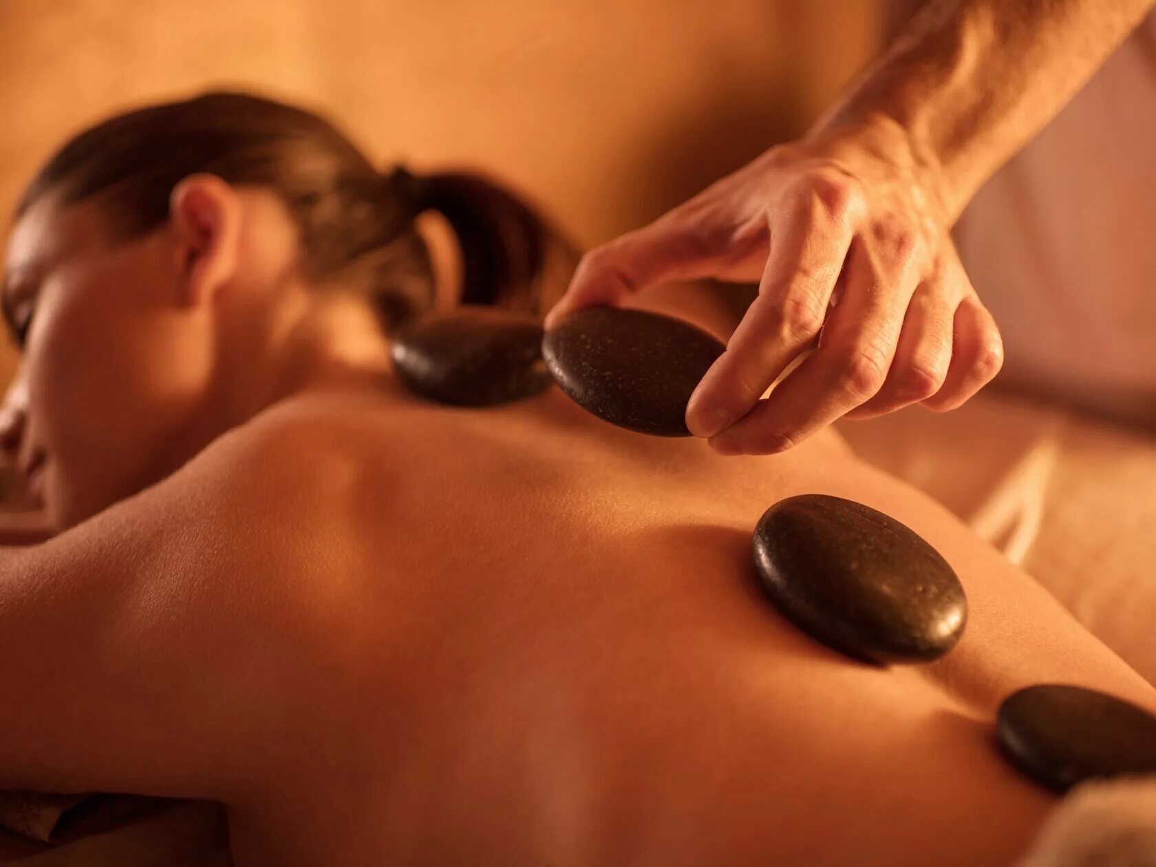 Тайский Стоун массаж. Массаж горячими камнями (Stone massage). Массаж горячими камнями. Стоун - терапия.. Стоунтерапия горячими камнями.