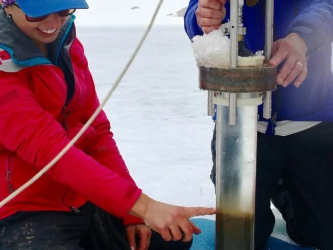 Отбор проб донного грунта. Пробоотборник для отбора проб донных отложений. Отбор проб сточных вод. Отбор проб донных отложений. Отбор проб донных отложений.